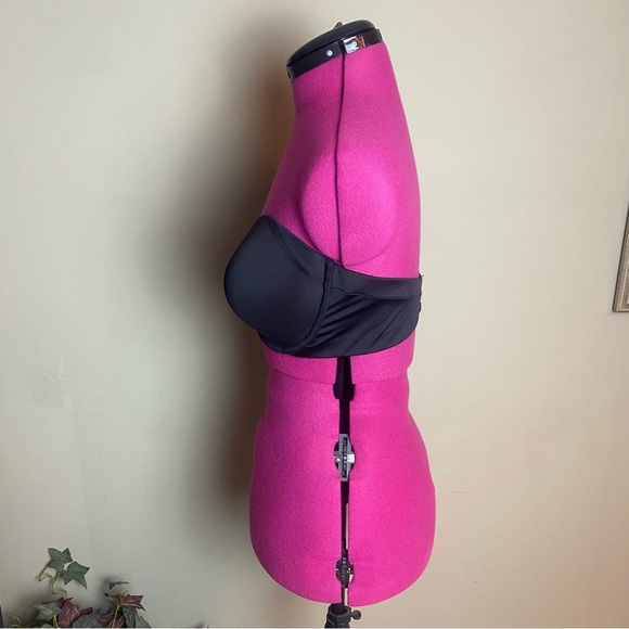 Maidenform black strapless bra Sz40D
Pre owned: excellent condition - Picture 2 of 4